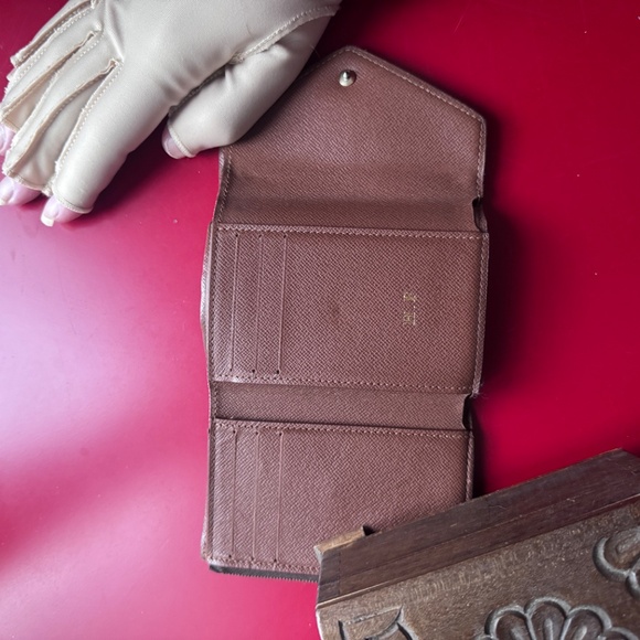 Louis Vuitton Brown Monogram Victorine Compact Wallet 4.7” EUC - Picture 6 of 9